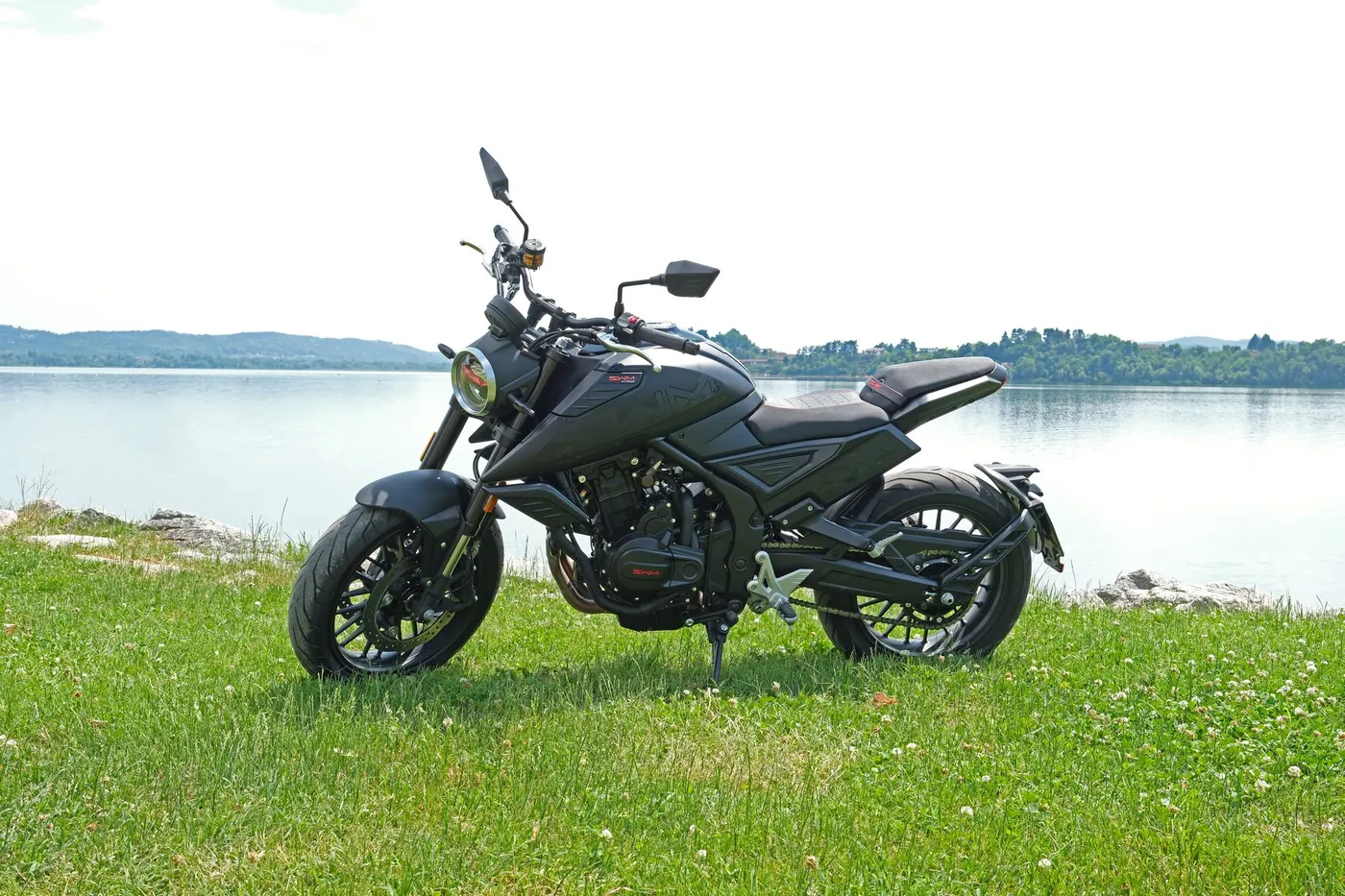 Naked motocykl SWM na břehu jezera
