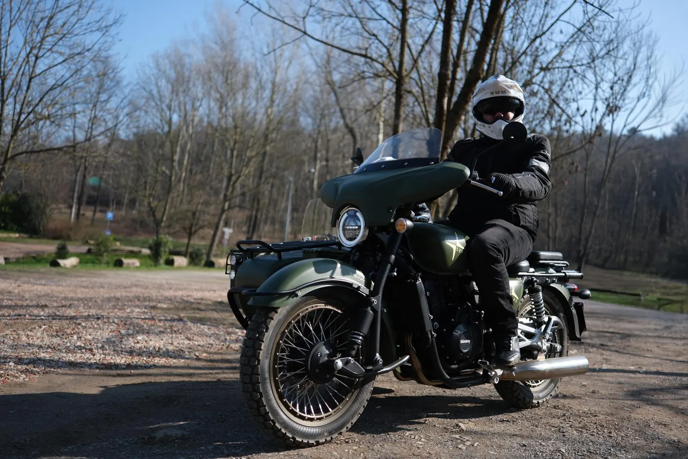 Motocykl SWM s postranním vozíkem a jezdec