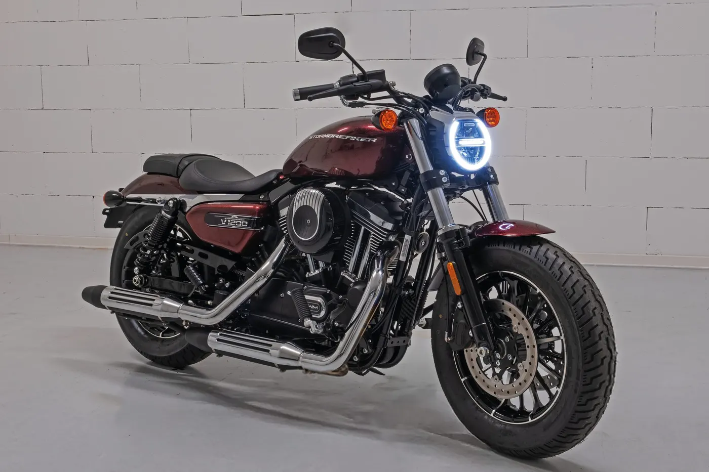 Motocykl SWM typu cruiser vyfocený ve studiu